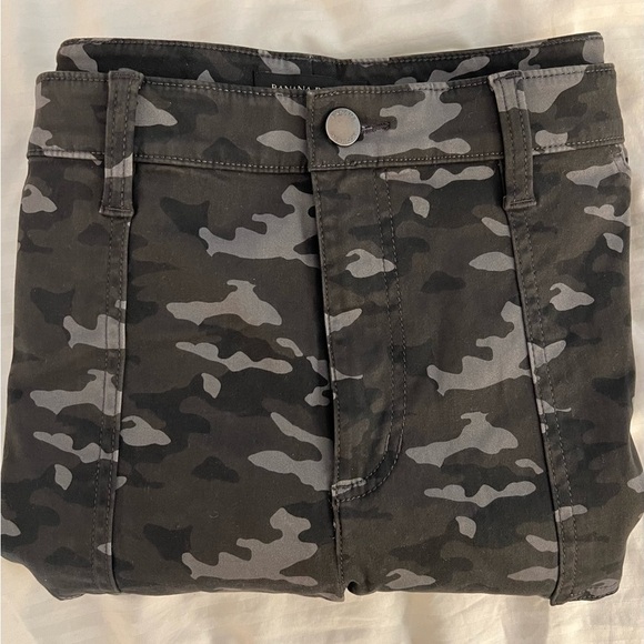 Black and gray camo pattern, Banana Republic Sloan pants, camo - size 12 - Picture 4 of 4